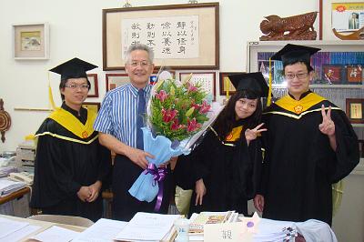 2009 (53).JPG - June 6, 2009 海洋畢業典禮 (老師與研究生畢業生合影)